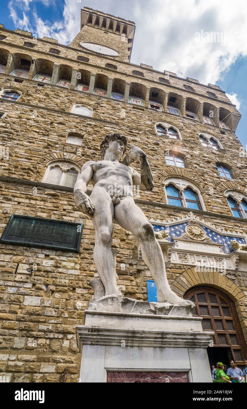 Réplique de la statue de David de Michel-Ange devant le Palazzo Vecchio à la Piazza della Signoria, Florence, Toscane, Italie Banque D'Images