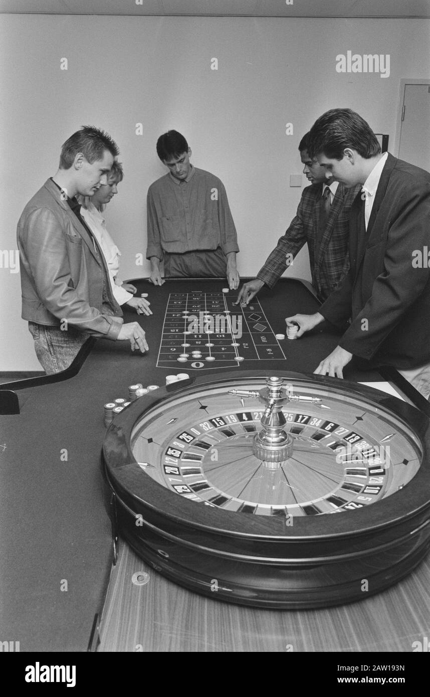 Mission de Gelderlander, Training croupiers at Casino Amsterdam Date: 2 septembre 1987 lieu: Amsterdam, Noord-Holland mots clés: Croupiers, casinos Nom De La Personne: Casino, de Gelderlander : Croes, Rob C. / Anefo Copyright Holder: National Archives Type de matériel: Négatif (noir / blanc) numéro d'inventaire: Voir accès 2.24.01.05 Banque D'Images