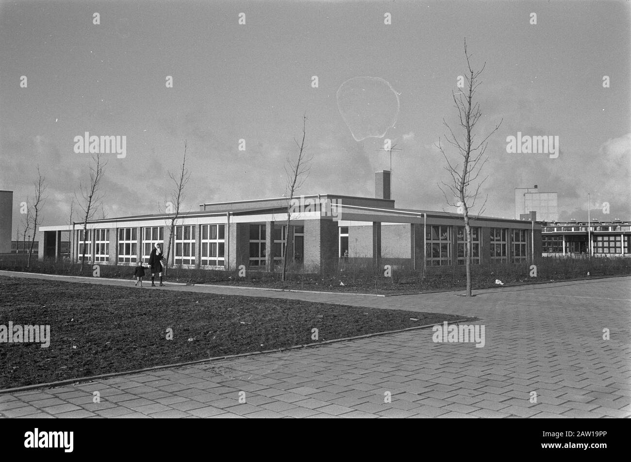 Mission Elsevier. M. Romeyn À La Maternelle Bien Basket Amsterdam Buikslotermeer. École Maternelle Extérieure Date: 6 Février 1970 Lieu: Amsterdam, Noord-Holland Mots Clés: Extérieur, Jardins D'Enfants Nom De La Personne: M. Romeyn Nom De L'Établissement: Elsevier Banque D'Images
