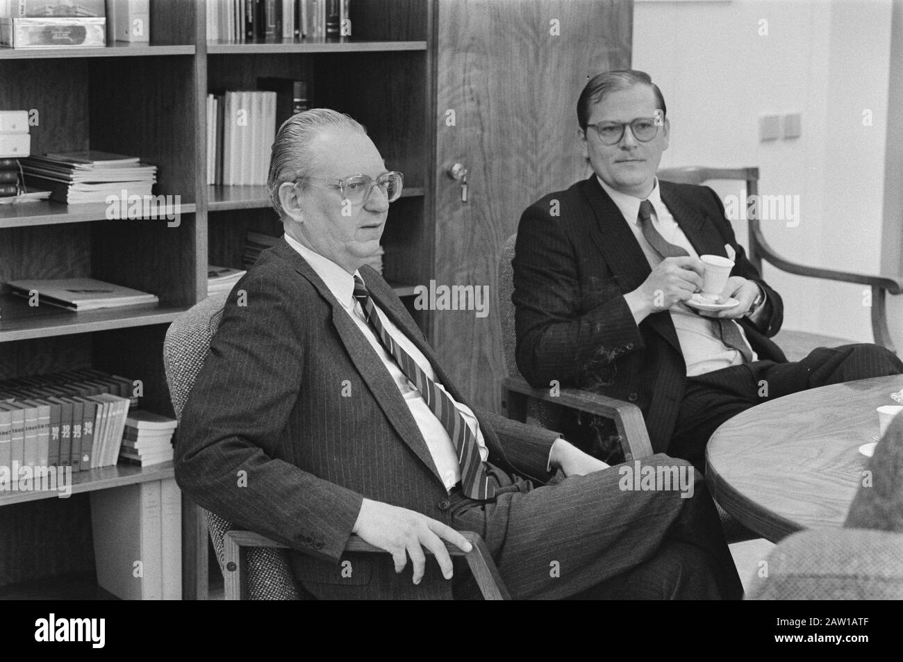 Mission Financial Times, M. Schiphorst (L) Date : 12 Avril 1985 Nom De L'Institution : Financial Times Banque D'Images