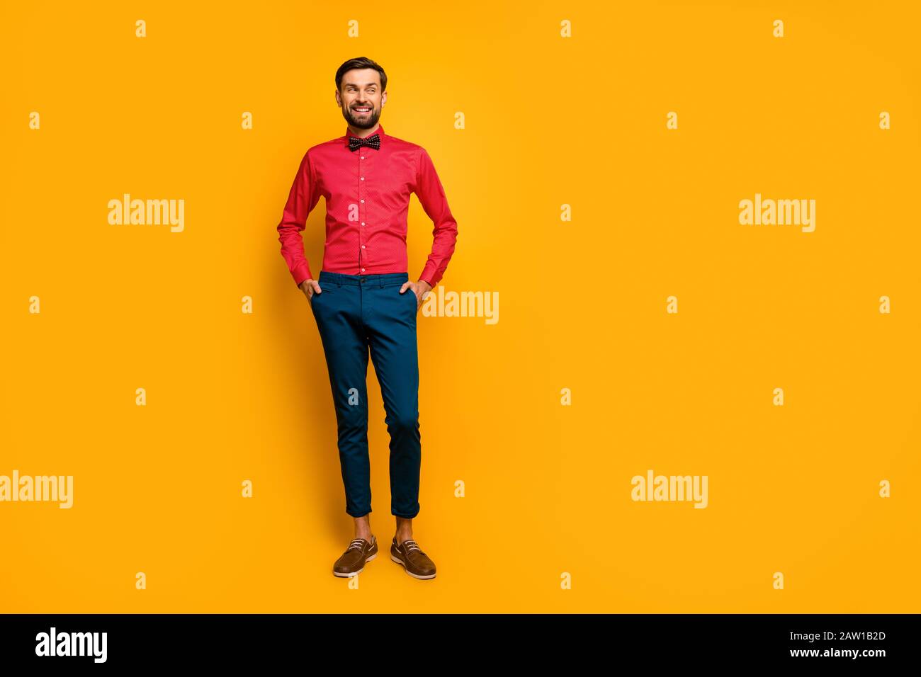 Photo pleine longueur d'un homme de macho extraordinaire bonne humeur  sourire look côté vide espace portez élégant chemise rouge avec noeud  cravate bleu pantalon chaussures isolées Photo Stock - Alamy