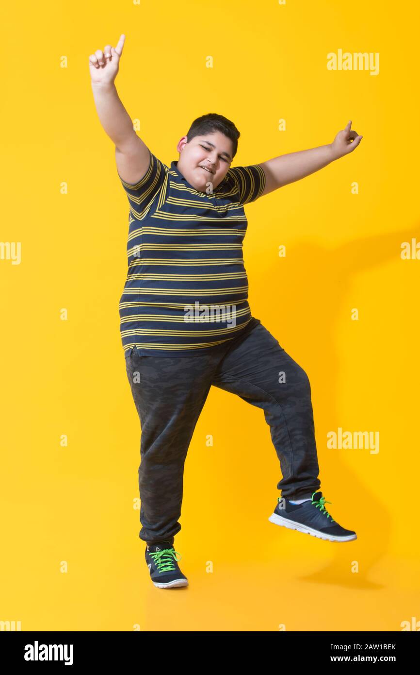 Chubby garçon souriant et dansant.(obésité) Banque D'Images