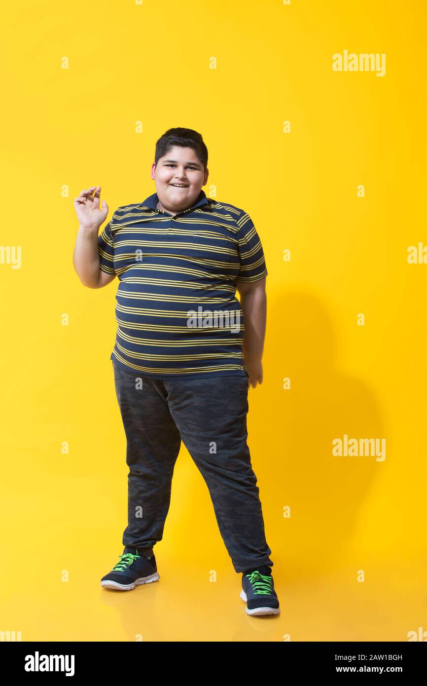 Un garçon obèse qui agité la main pendant la danse.(obésité) Banque D'Images
