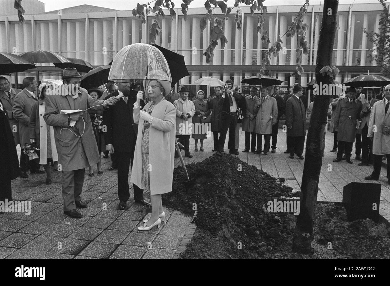 Reine Juliana à la célébration du centenaire de la Société royale néerlandaise pour l'horticulture et la botanique Reine Juliana après la plantation d'un roi de chaux à la Floriade Date: 17 mai 1972 lieu: Amsterdam, Noord-Holland mots clés: Anniversaires, reines, linden, expositions, horticulture Nom De La Personne: Juliana, Queen Nom de l'institution: Floriade Banque D'Images
