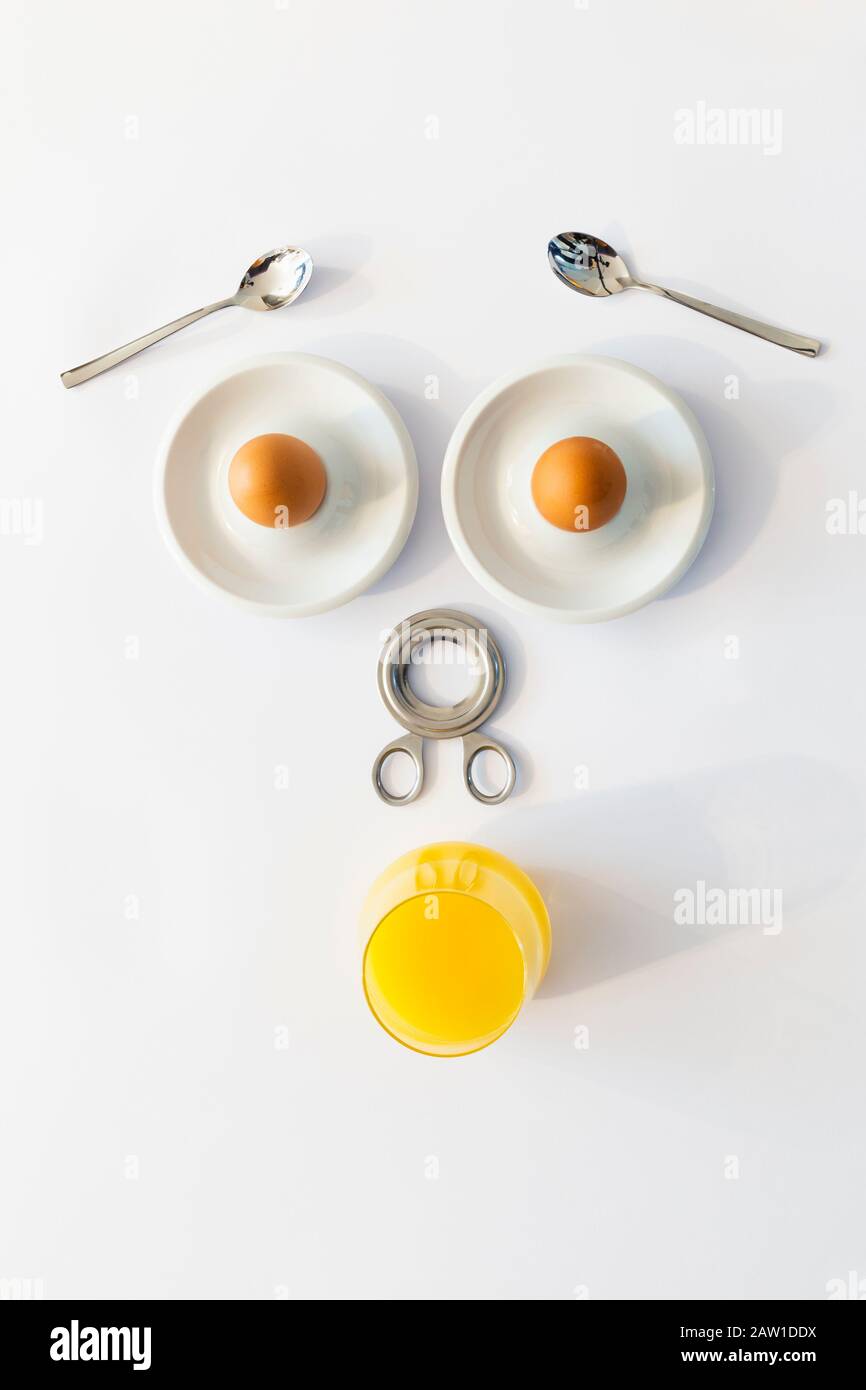 Petit déjeuner amusant avec un visage humain abstrait étonnement fait d'articles de petit déjeuner sur fond blanc Banque D'Images