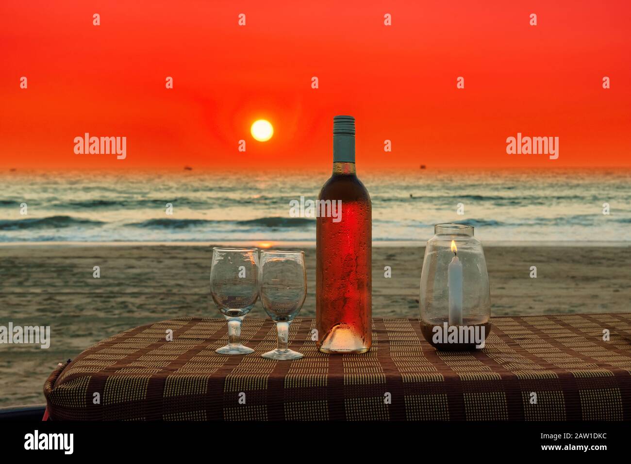 Fête sur la plage au coucher du soleil Banque D'Images