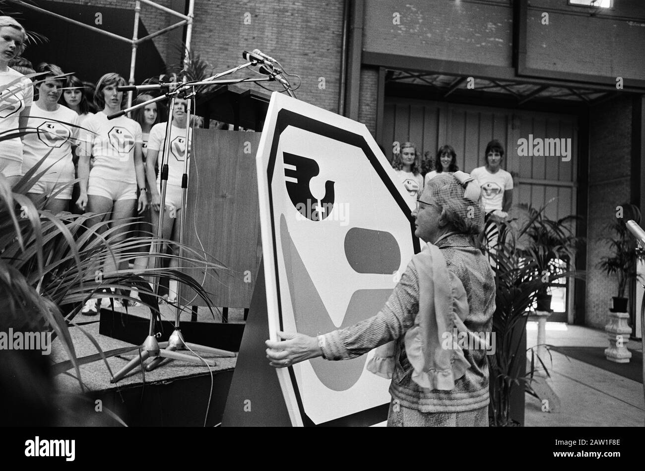 Ouverture par la Reine Juliana de l'événement 'Emancipade' dans les Jaarbeurs d'Utrecht la Reine Juliana dévoile le logo Emancipade Date: 20 mai 1975 lieu: Utrecht (Prov.) Utrecht (ville) mots clés: Logos, reines, événements, révélations Nom De La Personne: Juliana, Reine Banque D'Images
