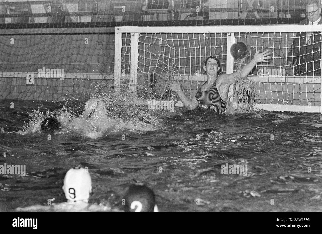 Mission NTS, water polo (Ladies) Date : 19 avril 1967 mots clés : Polo institution Nom : NTS Banque D'Images