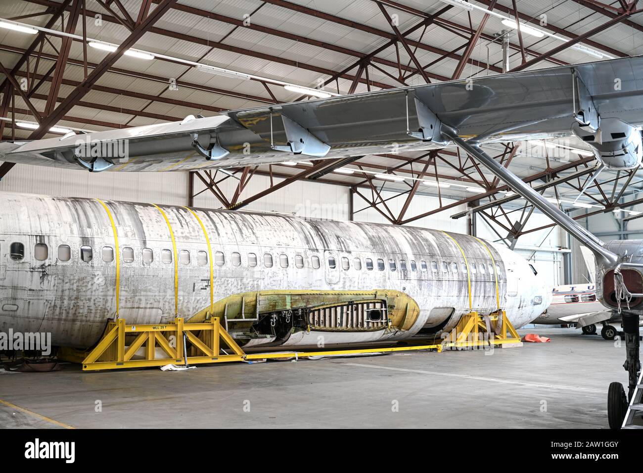 Friedrichshafen, Allemagne. 04 février 2020. L'avion Lufthansa 'Landshut' est situé dans un hangar du musée Dornier de l'aéroport du lac de Constance. L'avion "Landshut", détourné en 1977, doit être restauré et exposé. Au premier plan se trouve une machine historique Dornier 'Do 24'. Crédit: Felix Kästle/Dpa/Alay Live News Banque D'Images