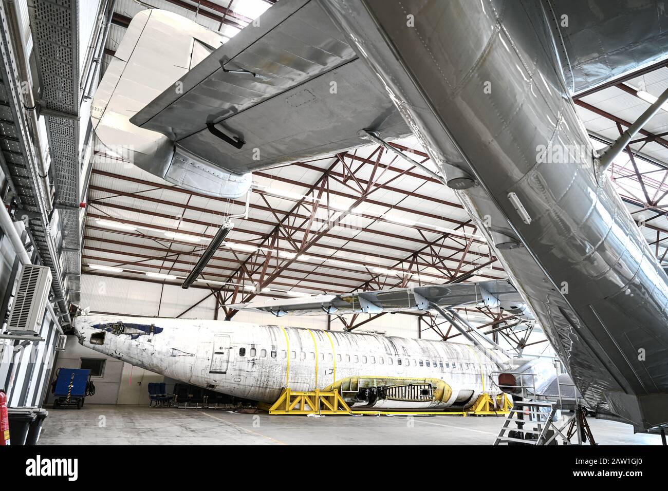 Friedrichshafen, Allemagne. 04 février 2020. L'avion Lufthansa 'Landshut' est situé dans un hangar du musée Dornier de l'aéroport du lac de Constance. L'avion Landshut, détourné en 1977, doit être restauré et exposé. Au premier plan se trouve une machine historique Dornier 'Do 24'. Crédit: Felix Kästle/Dpa/Alay Live News Banque D'Images