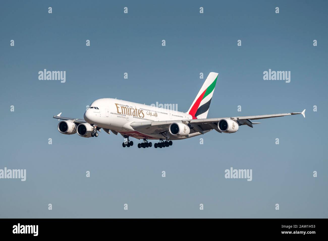 Munich, Allemagne - 27. Février 2019 : Emirates Airbus A 380-861 avec l'immatriculation de l'aéronef A 6-EEI à l'approche de la piste nord 26 R du Banque D'Images