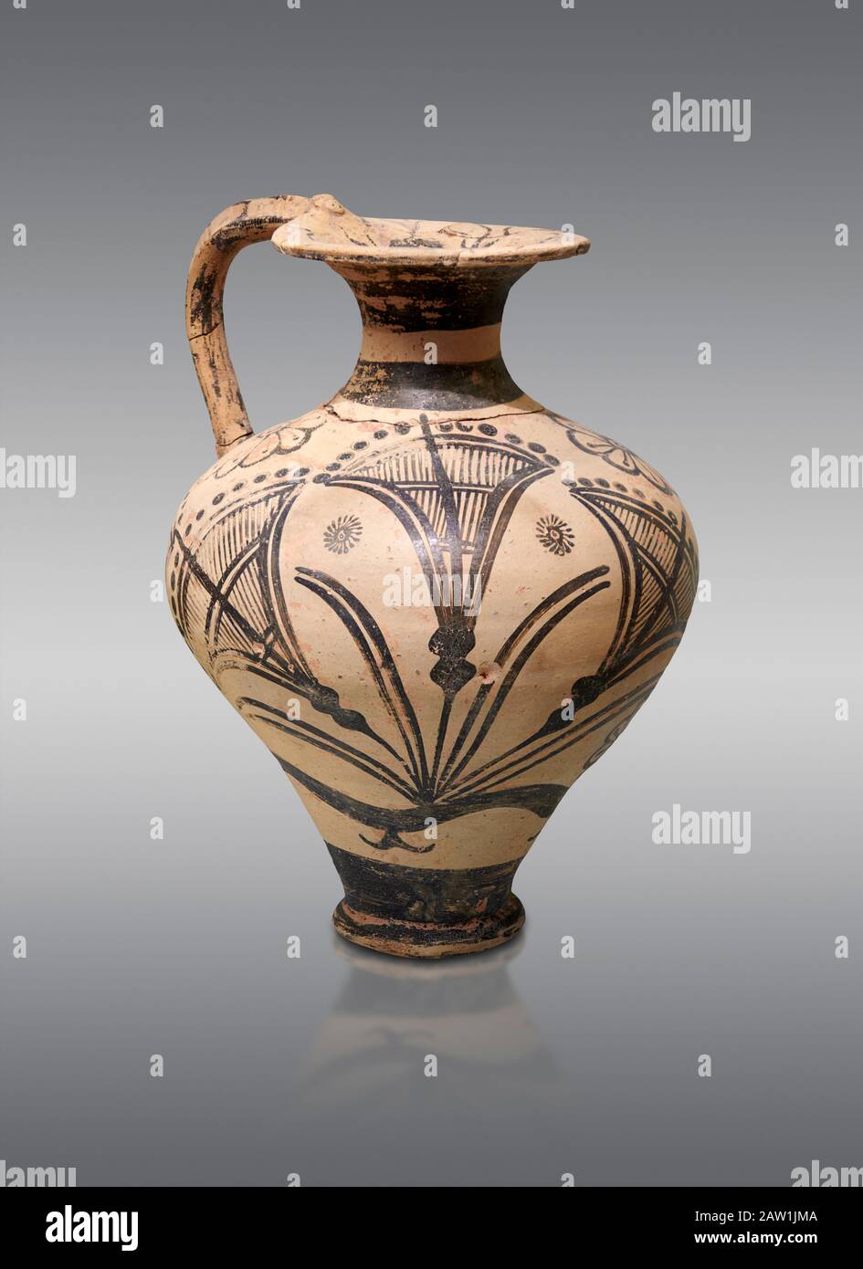 La carafe à la décoration Minoenne décorée de papyrus stylisé, Palaikastro, 1500-1450 av. J.-C.; Musée archéologique d'Héraklion, fond gris Banque D'Images