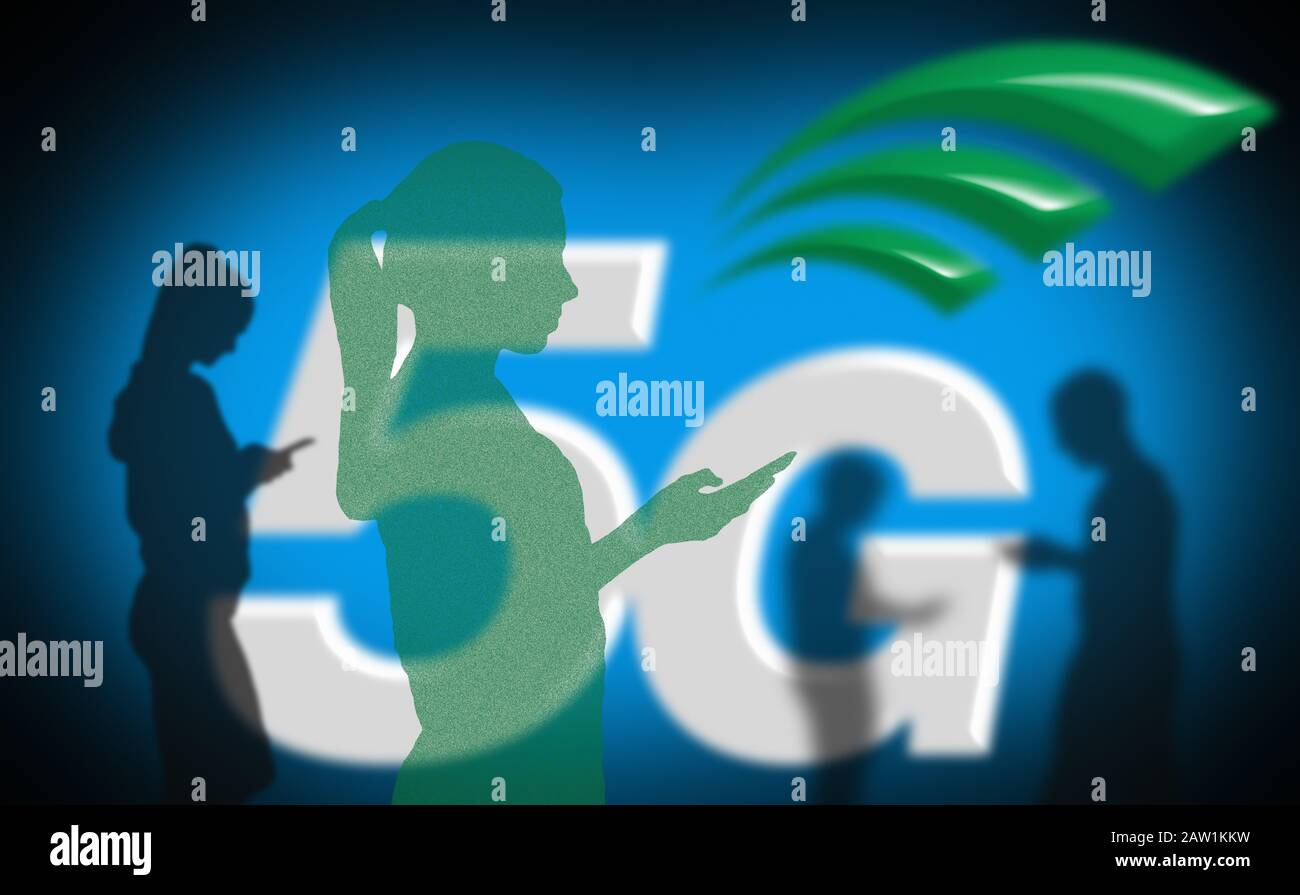 5 G concept. Illustration des silhouettes de personnes qui tiennent des smartphones à l'aide d'un réseau mobile de 5 G, montrant le logo de 5 G. 5 G données sans fil. Banque D'Images