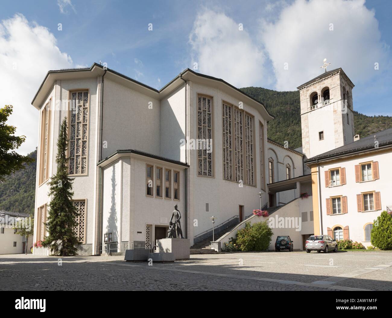 Visp, Canton Valais, Suisse, septembre 2017 : la nouvelle église de Saint-Martinskirche se dresse dans un quartier calme de la vieille ville de Visp. Banque D'Images