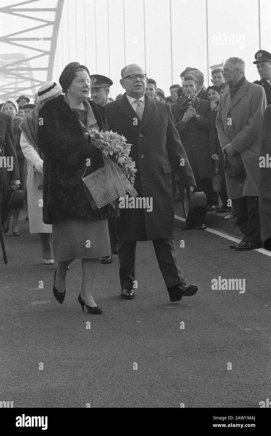 Pont d'ouverture à Gorkum par H. M. Queen. HM and Minister Korthals during defile Date: 19 mars 1961 lieu: Gorinchem mots clés: Défilés de mode, ouvertures, ponts Nom De La Personne: Juliana (Reine Pays-Bas) Banque D'Images