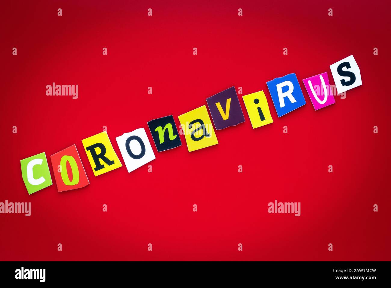 Texte - coronavirus des lettres colorées du journal sur fond rouge. Mot unique, bannière graphique. Titre, carte avec inscription. Légende, titre f Banque D'Images