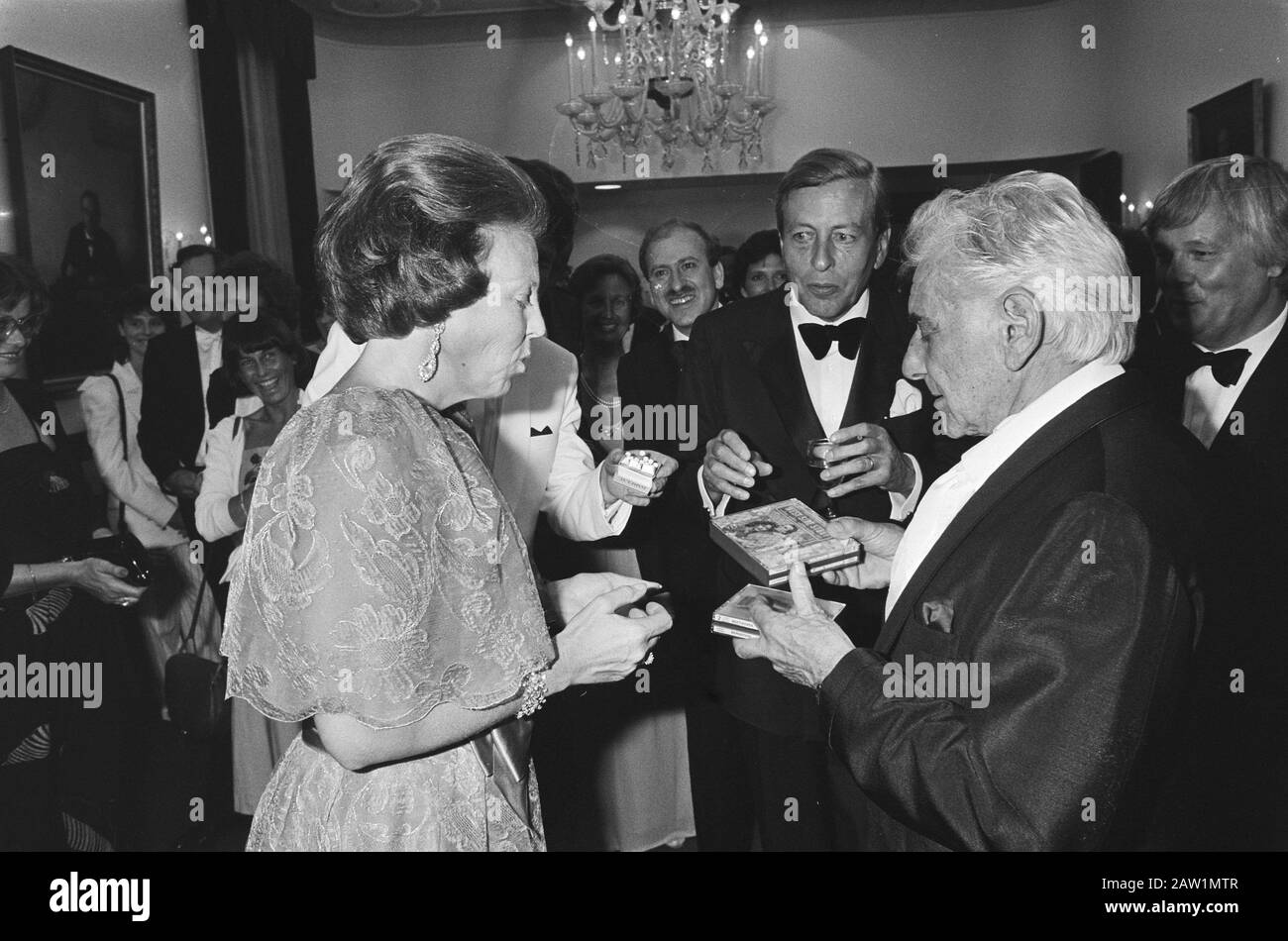 Ouverture Holland Festival; Reine Beatrix et Prince Claus avec chef Leonard Bernstein Date : 1 juin 1985 mots clés : chefs d'orchestre, festivals, reines, redevances, musique, trous, princes Nom De La Personne : Beatrix, Reine, Bernstein Leonard Claus prince Banque D'Images