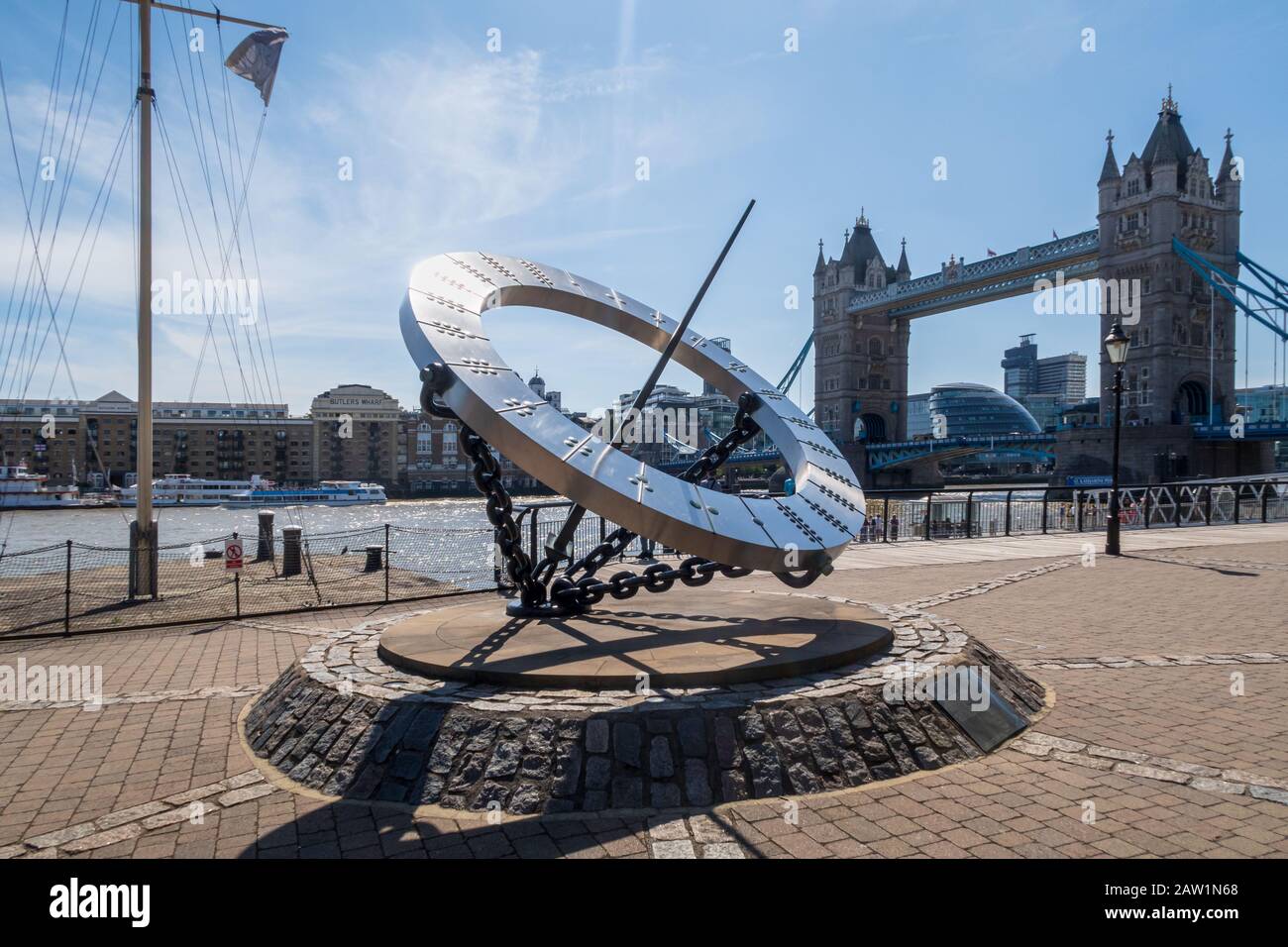 Londres, Angleterre - 01 août 2018 : cadran solaire en forme de temps, par Wendy Taylor, au quai St Katharine et Tower Bridge au-dessus de la Tamise à Londres, au Royaume-Uni, par une journée lumineuse et ensoleillée Banque D'Images