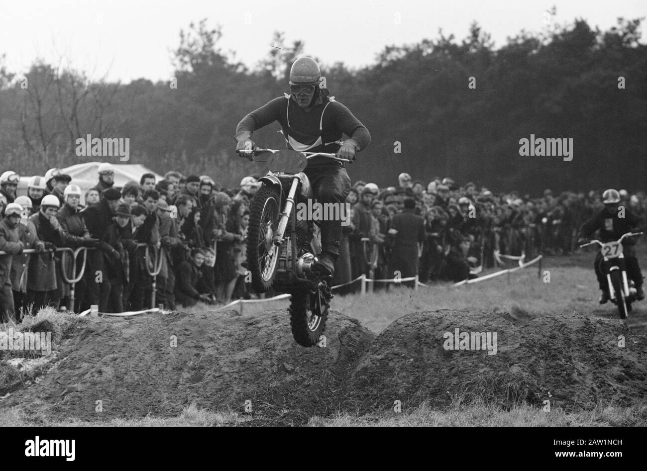 Ouverture de la saison Motocross et compétition d'équipe Pays-Bas contre la Belgique, Rob Selling (numéro 14), Van Ham (No 32) Date: 24 Février 1962 Mots Clés: Motocross, Ouvertures Personne Nom: Vente, Rob Banque D'Images