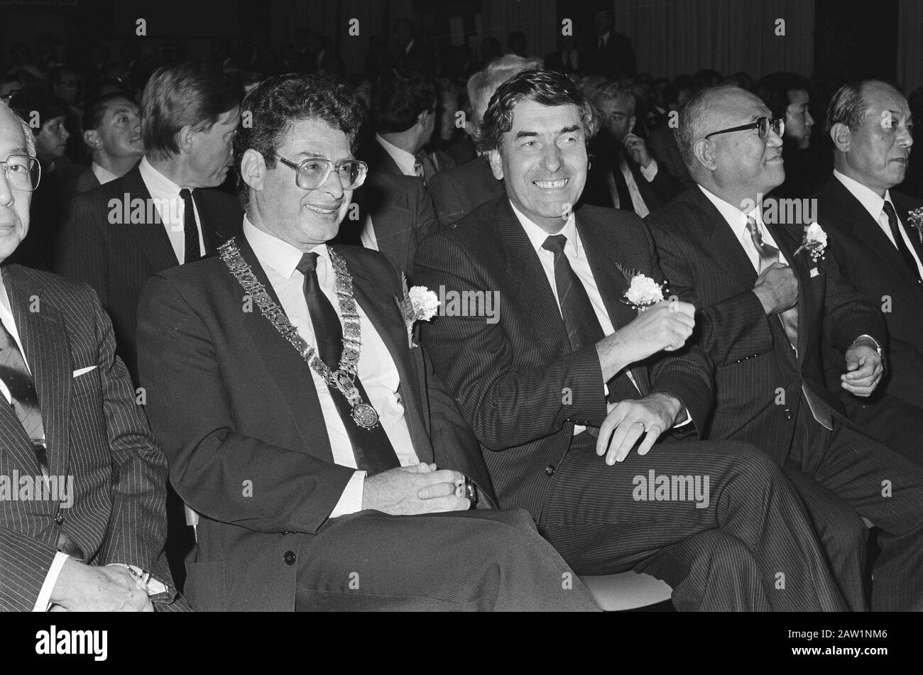 Ouverture Du Centre De Pièces Automobiles Nissan, Le Maire Van Thijn, Le Premier Ministre Lubbers, Akiyamo (Ambassadeur Du Japon) Et M. Kume (Pres Nissan.) Date : 4 Octobre 1985 Lieu Amsterdam, Noord-Holland Mots Clés : Ouvertures, Ambassadeurs, Maires Nom De La Personne : Lubbers, Ruud Banque D'Images