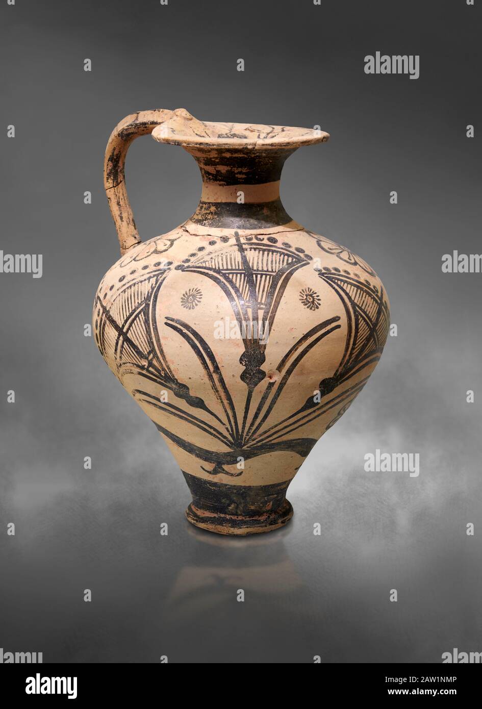 La carafe à la décoration Minoenne décorée de papyrus stylisé, Palaikastro, 1500-1450 av. J.-C.; Musée archéologique d'Héraklion, fond gris Banque D'Images