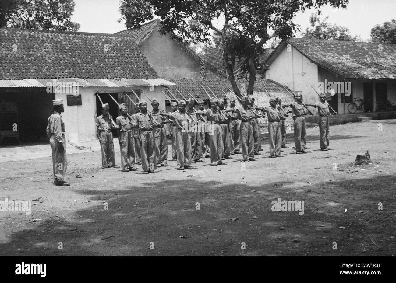Formation De La Police Daerah Modjokerto Formation De La Police Daerah À Modjokerto. Exercice pour les recrues, qui sont employées pendant un mois. Date : 2 Mars 1948 Lieu : Indes Orientales Néerlandaises D'Indonésie Banque D'Images