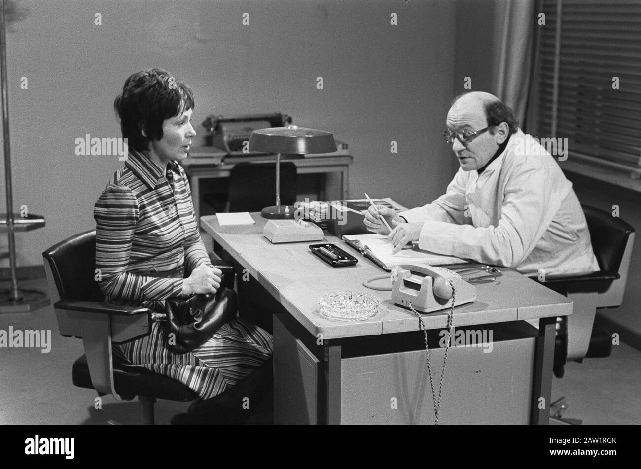 Enregistrement pour la série télévisée Waal Drecht, épisode La chirurgie Heleen Meurs et Andre van den Heuvel, numéro 3 et 4 Heleen Meurs (head) Date: 11 janvier 1973 mots clés série télévisée Personne Nom: Hill OF ANDRE THE Banque D'Images
