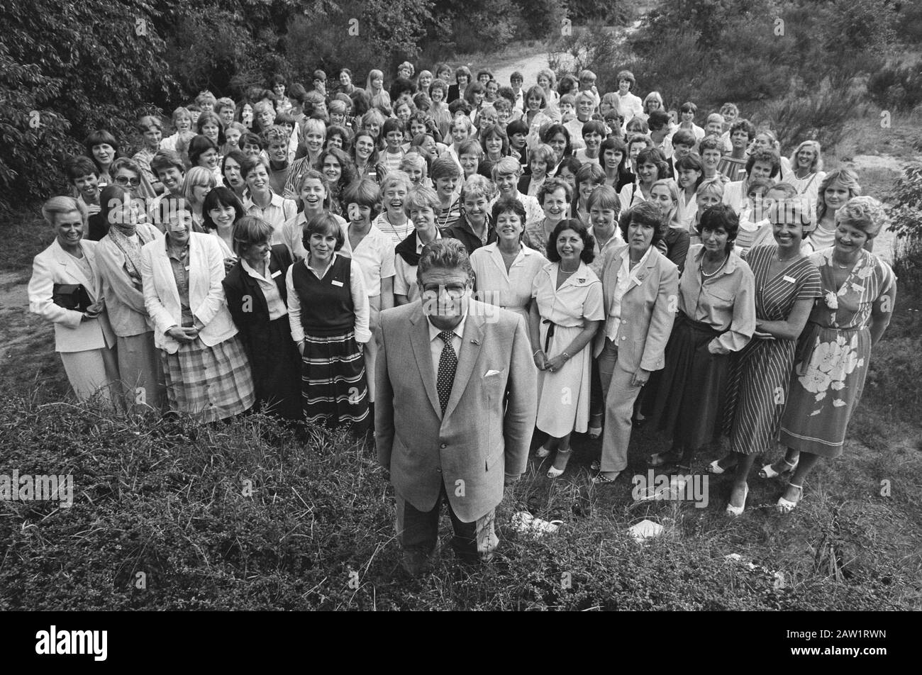 Reunion Sweet Seize à Hilversum fondateur et directeur Lex Karsemijer 135 anciens membres de chorale Date: 11 septembre 1982 lieu: Hilversum, Noord-Holland mots clés: Chefs d'orchestre, portraits de groupe, maïs Nom De La Personne : Karsemeijer, Lex Banque D'Images