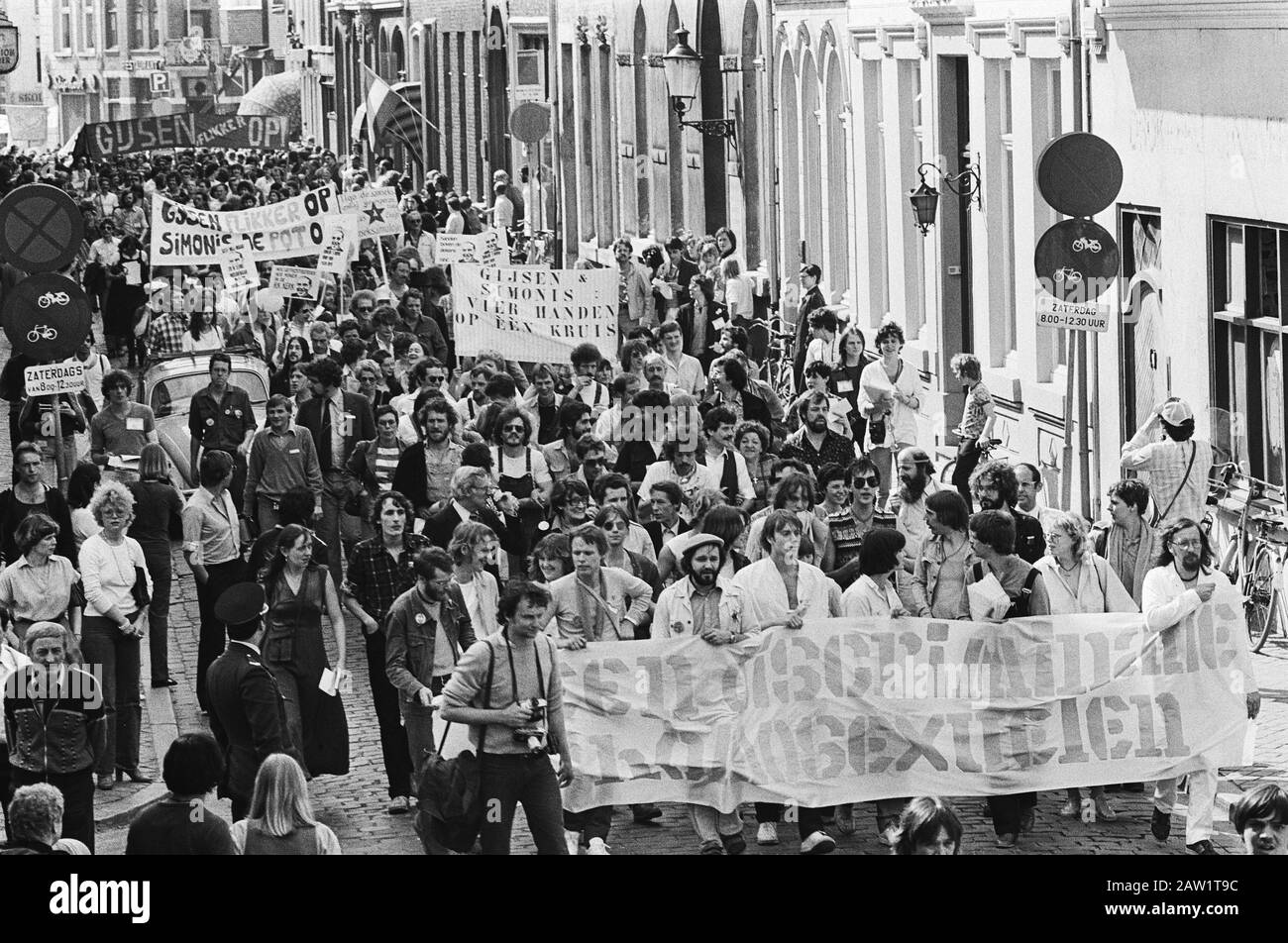 Gays démontrer à Roermond contre déclaration Bishop Gijsen Procession avec bannières Date: 14 avril 1979 lieu: Limbourg, Roermond mots clés: Démonstrations, évêques, gay, bannières Nom De La Personne: Gijsen, JO : Dijk, Hans van / Anefo Titulaire du droit d'auteur: Archives nationales Type de matériel: Négatif (noir / blanc) numéro d'inventaire: Voir accès 2.24.01.05 Banque D'Images