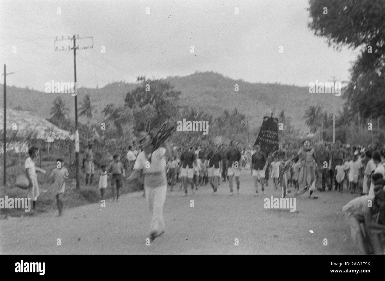 Célébrations à Padang en raison du séjour d'un an de la U-Brigade dans la procession du centre de Sumatra. Bannière de la Royal Fanfare St. Hubertus Annotation: Le fanfare était muziekorps du premier Bataillon Hunters Date: 28 novembre 1948 lieu: Indonésie, Hollandais East Indies, Padang, Sumatra Banque D'Images
