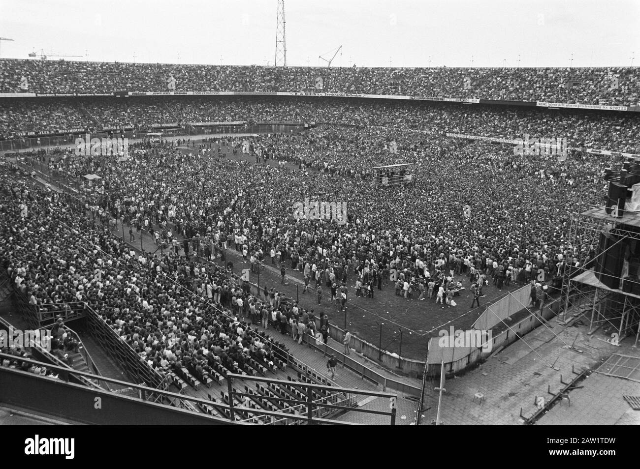 Performance Simon Et Garfunkel (À Gauche) Stade Feyenoord, Rotterdam. Aperçu Stade Date: 12 Juin 1982 Lieu: Rotterdam, South Holland Mots Clés: Musique, Groupes Rock, Stades Nom De L'Établissement: Simon & Garfunkel Banque D'Images