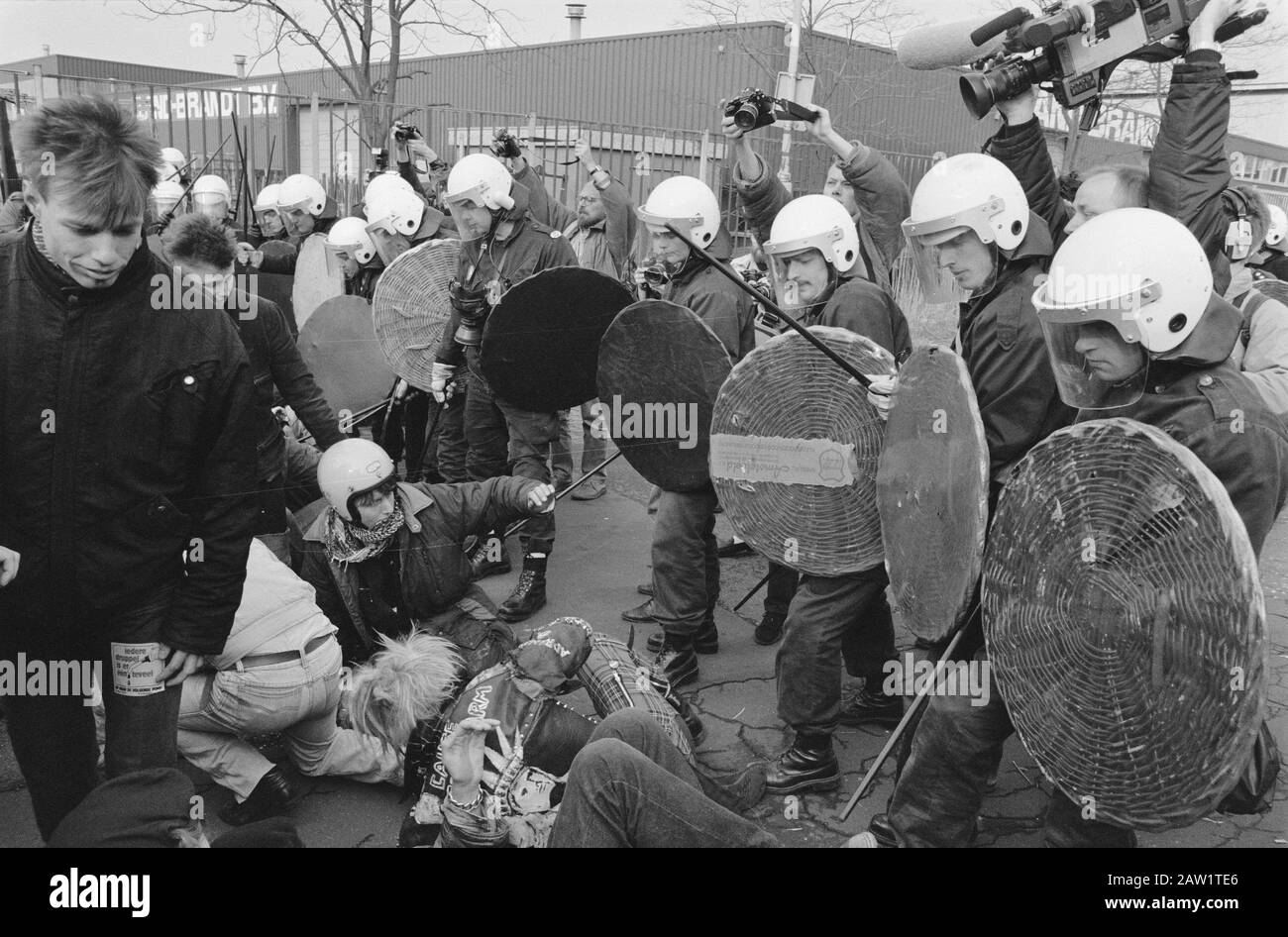 Blocus Shell à Amsterdam Performance de la émeute contre un manifestant Date: 21 avril 1989 lieu: Amsterdam, Noord-Holland mots clés: Blocus, manifestants Banque D'Images