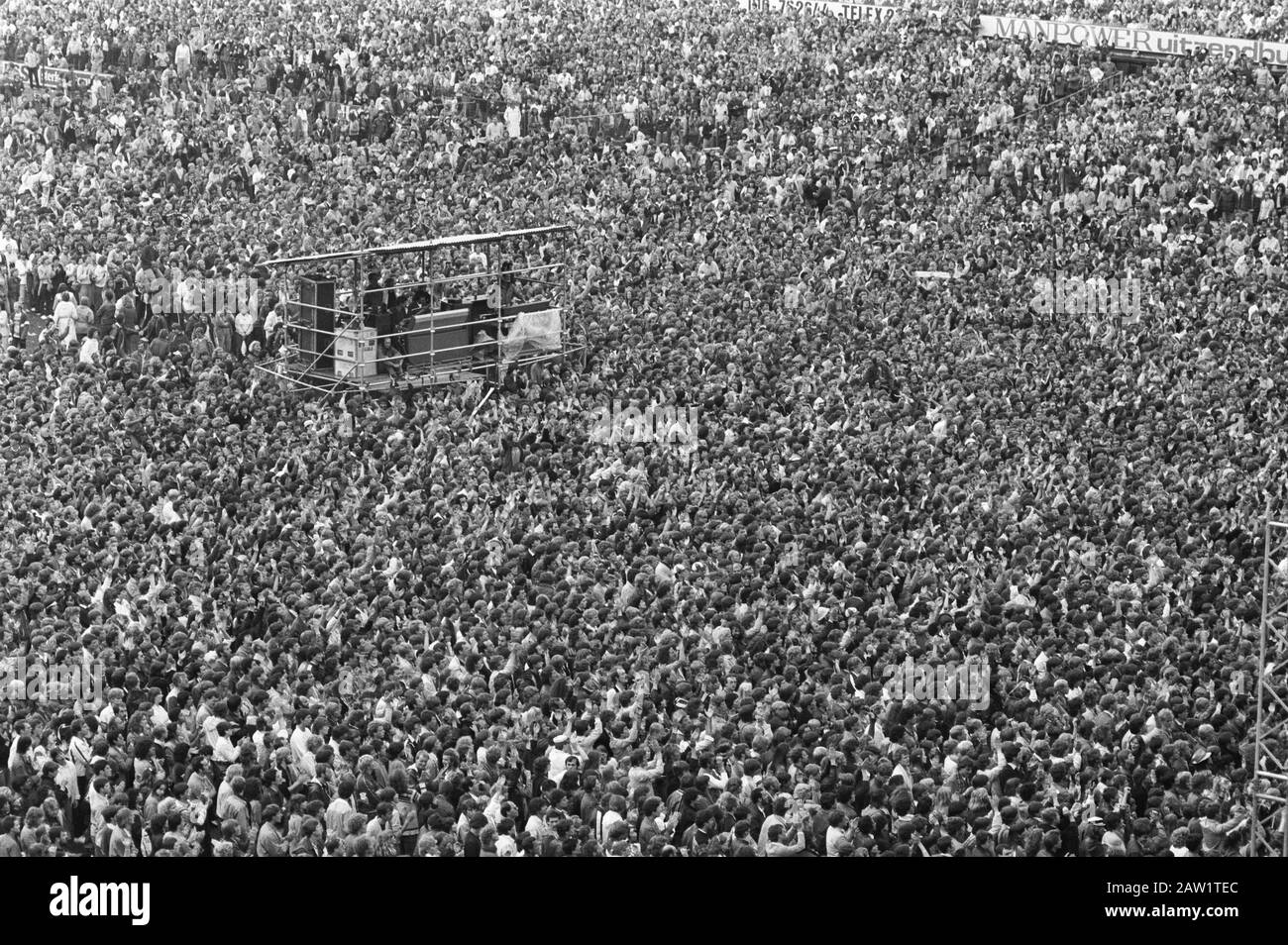 Performance Simon Et Garfunkel (À Gauche) Stade Feyenoord, Rotterdam. Aperçu Stade Date: 12 Juin 1982 Lieu: Rotterdam, South Holland Mots Clés: Musique, Groupes Rock, Stades Nom De L'Établissement: Simon & Garfunkel Banque D'Images