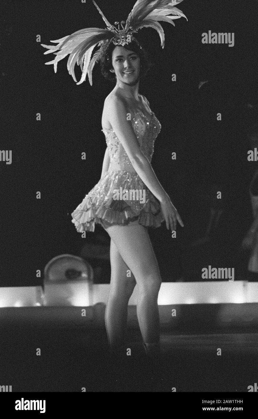 Représentation de l'IJsrevue de Vienne dans le hall d'exposition de Hilversum Date : 20 février 1961 lieu : Hilversum mots clés : Nom de la personne Performance : salle d'exposition Nom de l'institution : Viennese IJsrevue Banque D'Images