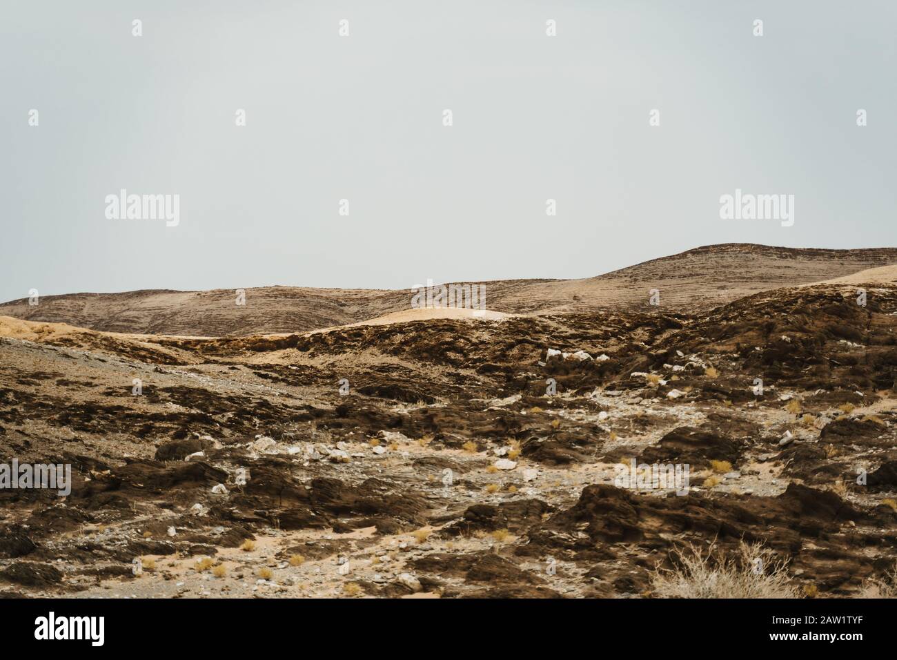 Paysage de la Lune morte avec rochers, pierres et montagnes Banque D'Images