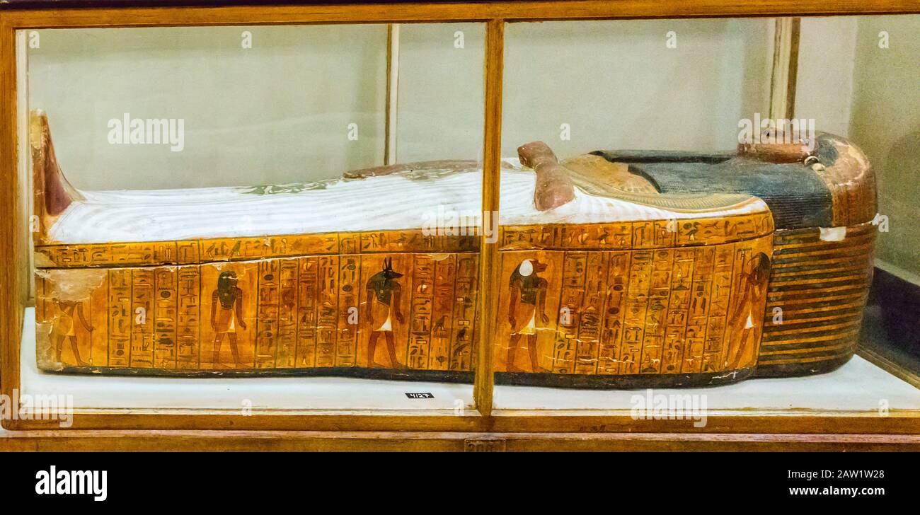 Egypte, le Caire, Musée égyptien, de la tombe de Sennedjem, Deir el Medina : Mummiform cercueil d'Isis. Elle possède une plante de vigne. Banque D'Images
