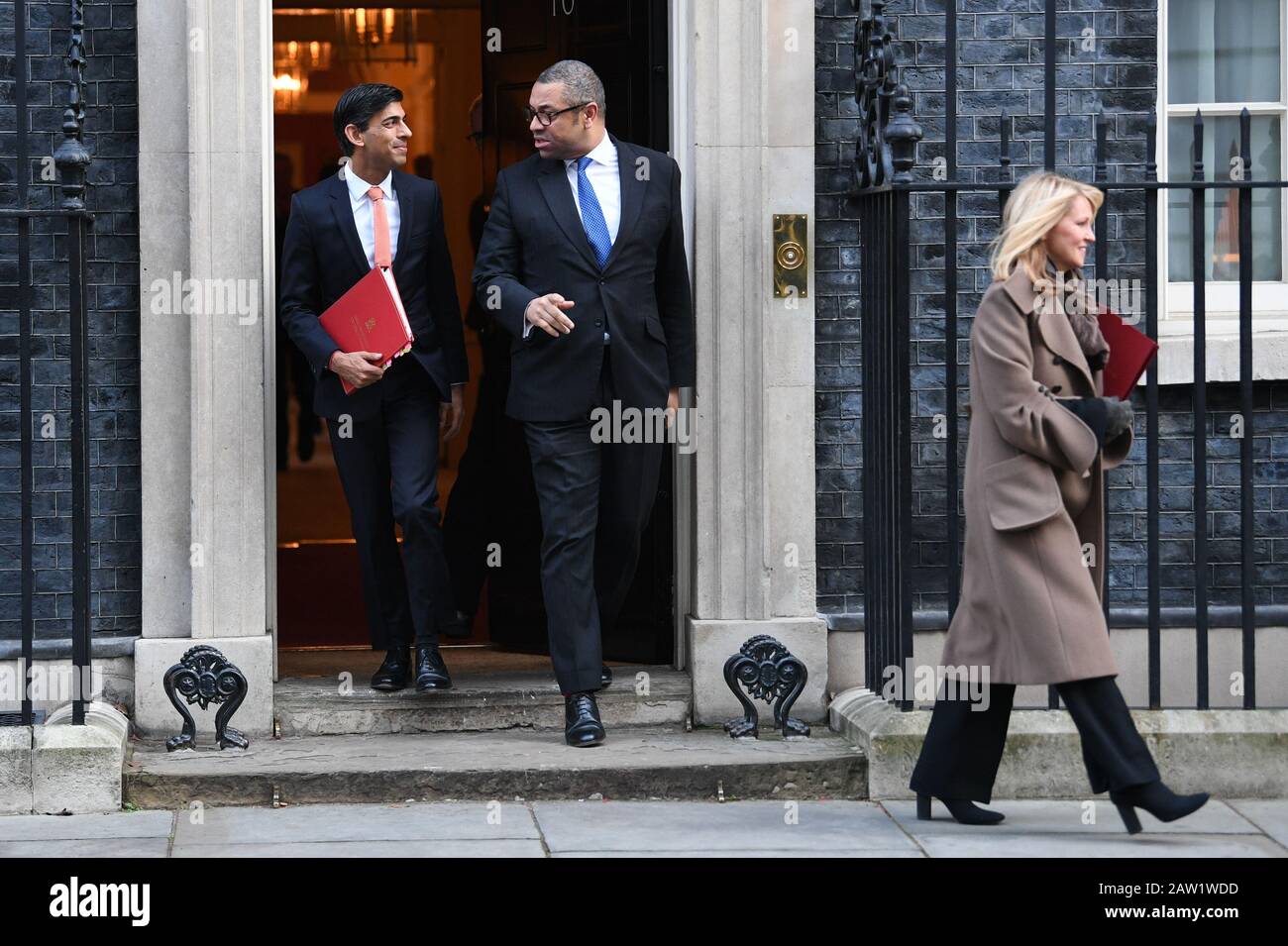(De gauche à droite) Secrétaire en chef au Trésor, Rishi Sunak, président du Parti conservateur, James Cleverley, et ministre d'État à l'habitation Esther McVey, laissant une réunion du Cabinet au 10 Downing Street, à Londres. Banque D'Images