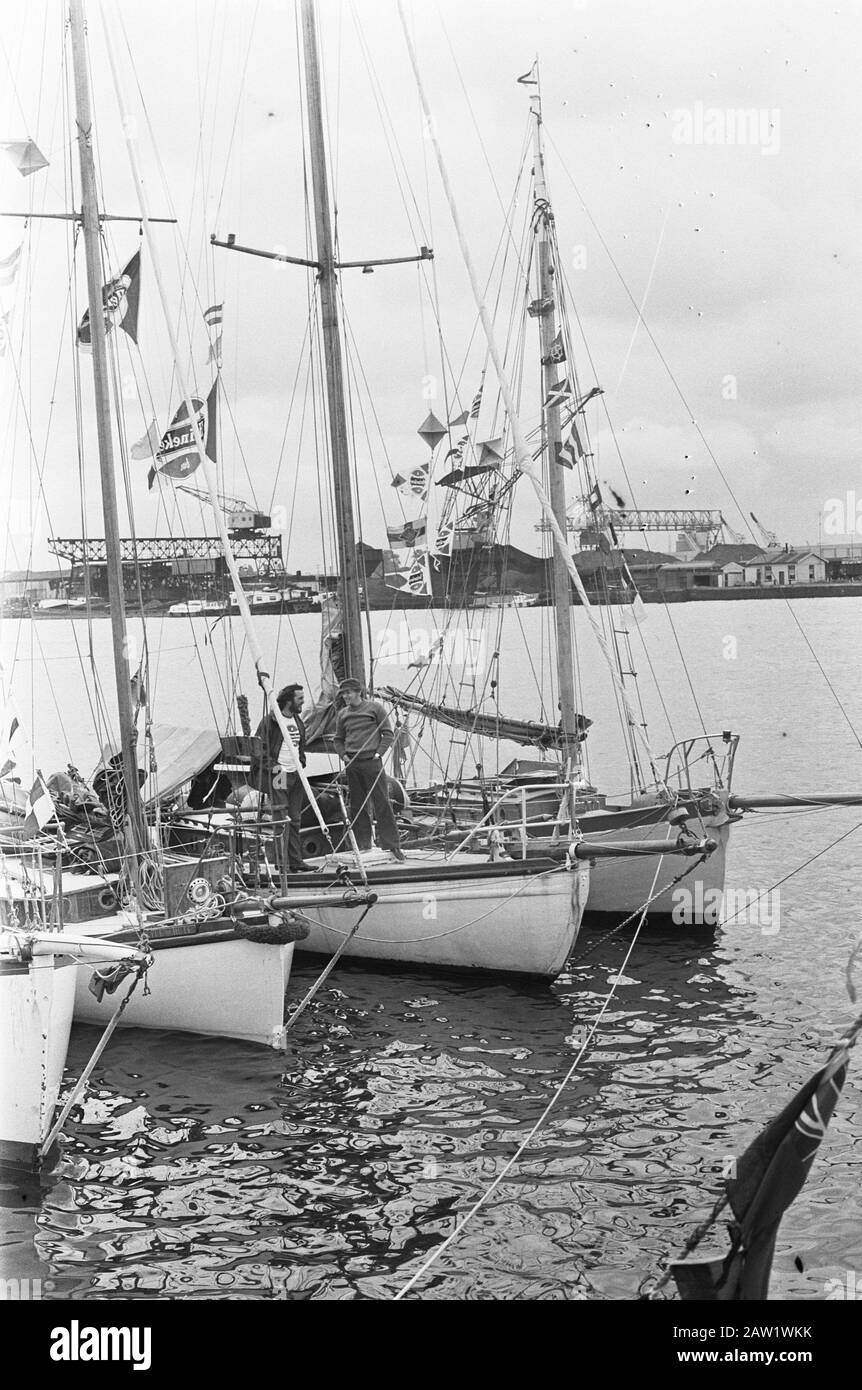 Vieux bateaux de voile anglais à Levantkade à Amsterdam; tous les navires amarrés Date: 31 juillet 1974 lieu: Amsterdam, Noord-Holland mots clés: Bateaux Banque D'Images