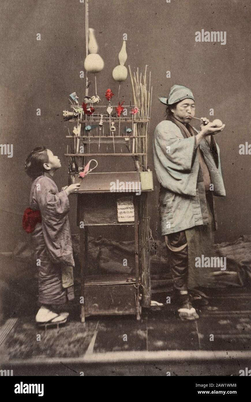 Vendeur itinérant de Candy au Japon, vers 1890 - Les confiseries faites à partir d'une pâte sont soufflées comme du verre dans diverses formes et permis de durcir Banque D'Images