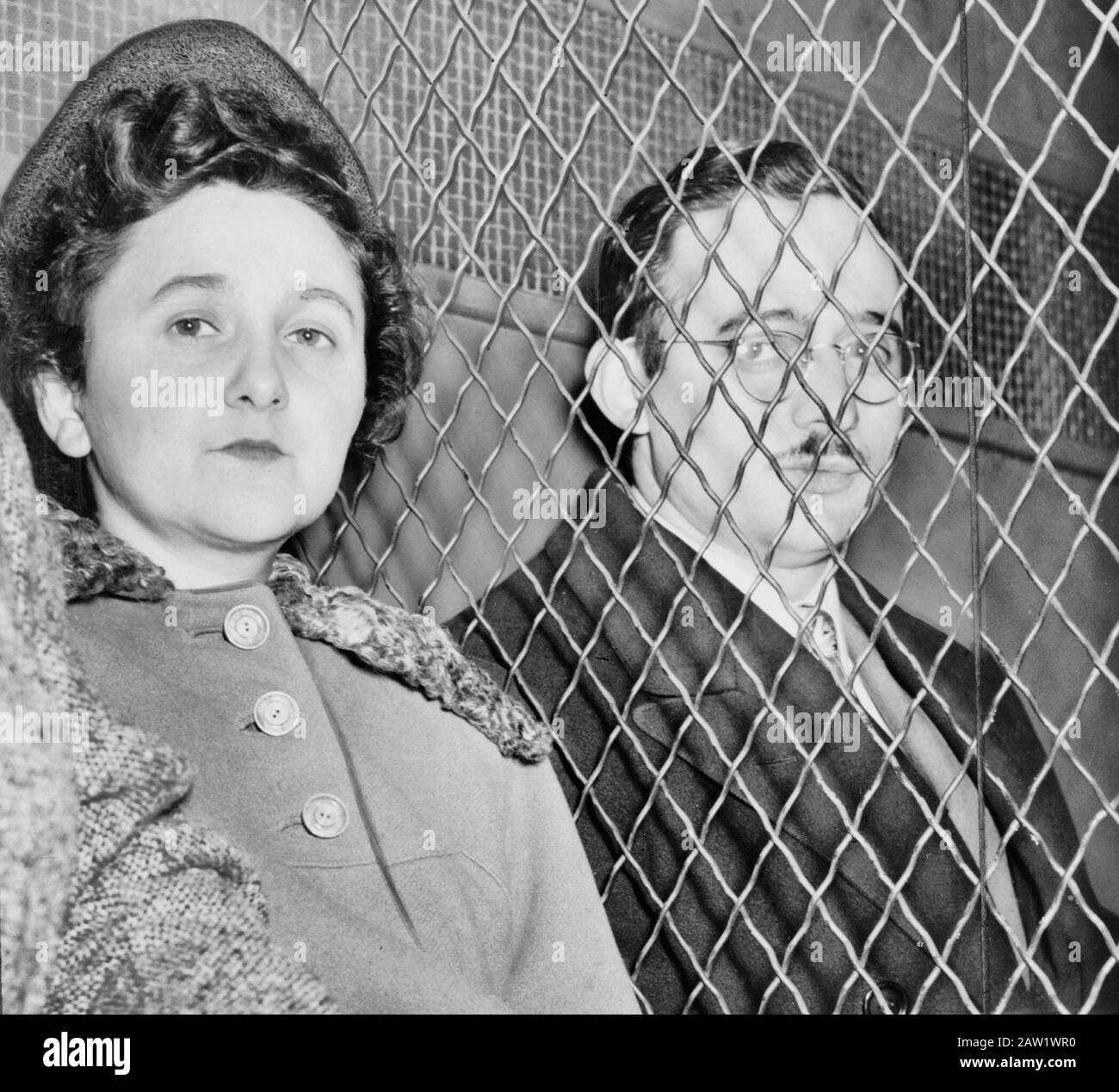 Julius et Ethel Rosenberg, séparés par un écran à fils lourds lorsqu'ils quittent la U.S. court House après avoir été jugés coupables par jury. 1951 Banque D'Images