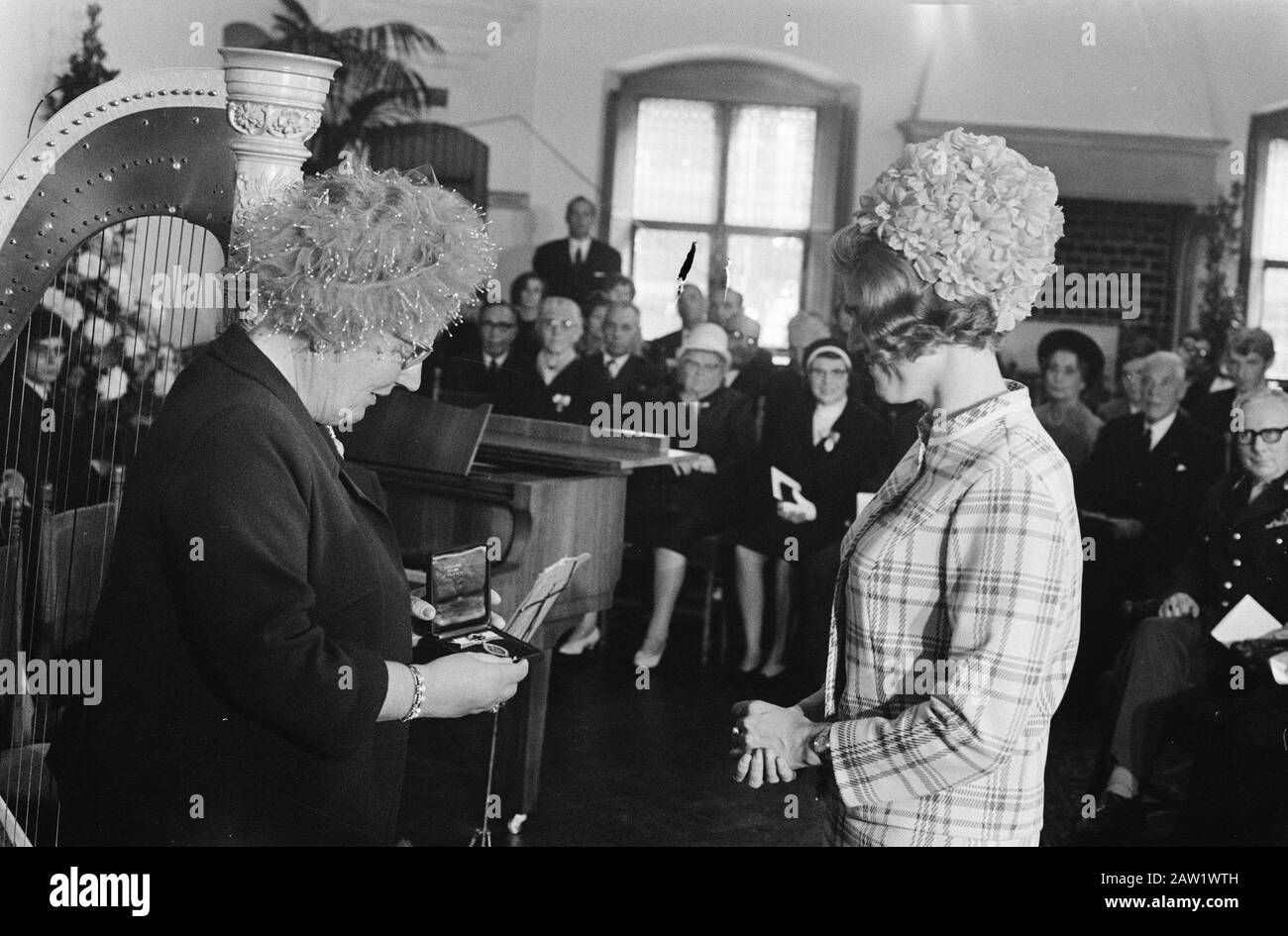 La reine Juliana a décerné la médaille Florence Nightingale de l'infirmière à Mrs Verlinden à Rolzaal The Binnenhof à la Haye Date : 26 septembre 1969 lieu : la Haye, Hollande-Méridionale mots clés : Queens, médailles, infirmières Nom De La Personne : Juliana (Reine-Pays-Bas) Nom de l'institution : Rolzaal Banque D'Images