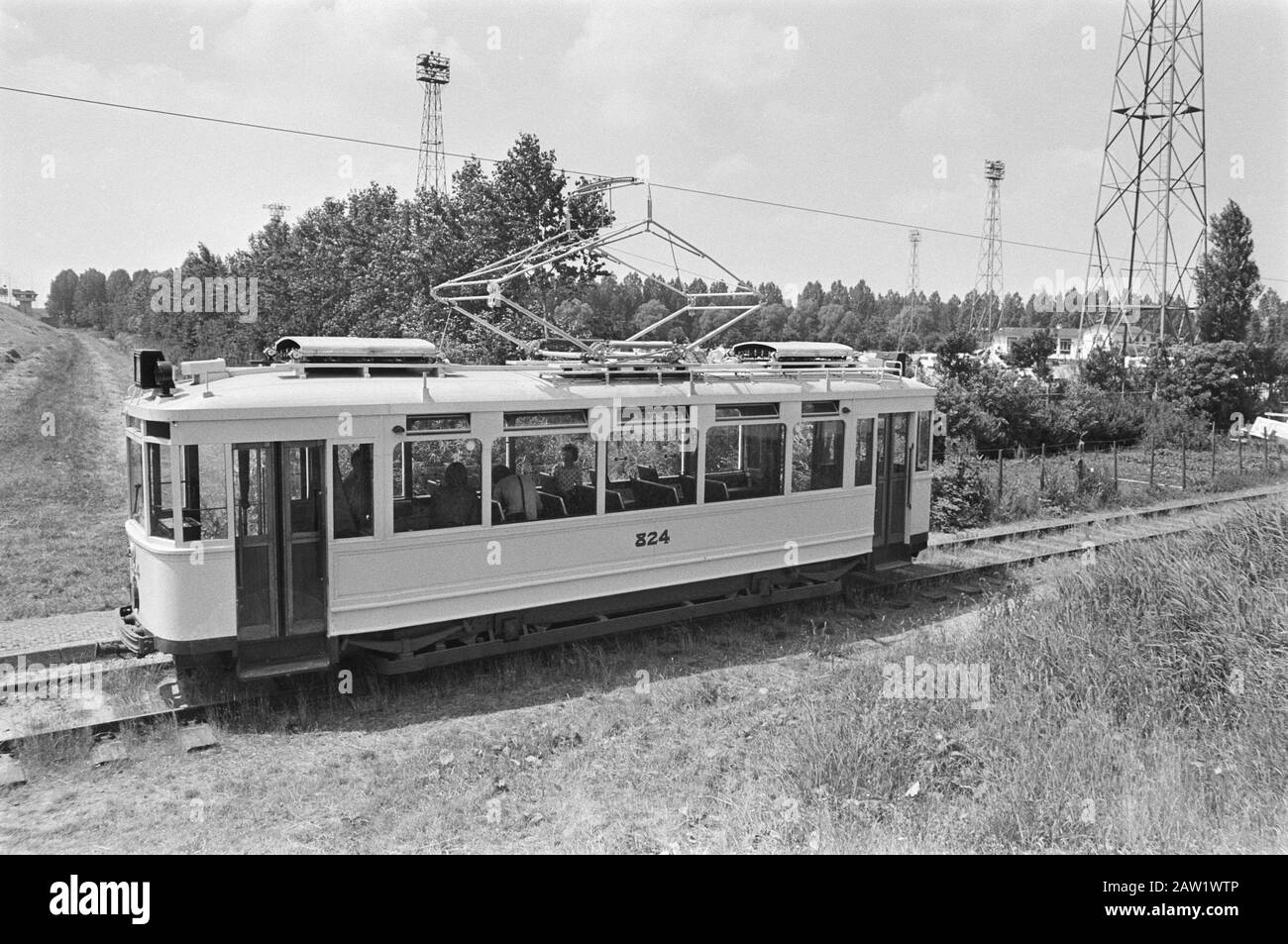 Old tram to Camping ijsbaanbad Amsterdam Date: 6 juillet 1977 lieu: Amsterdam, Noord-Holland mots clés: Trams Banque D'Images