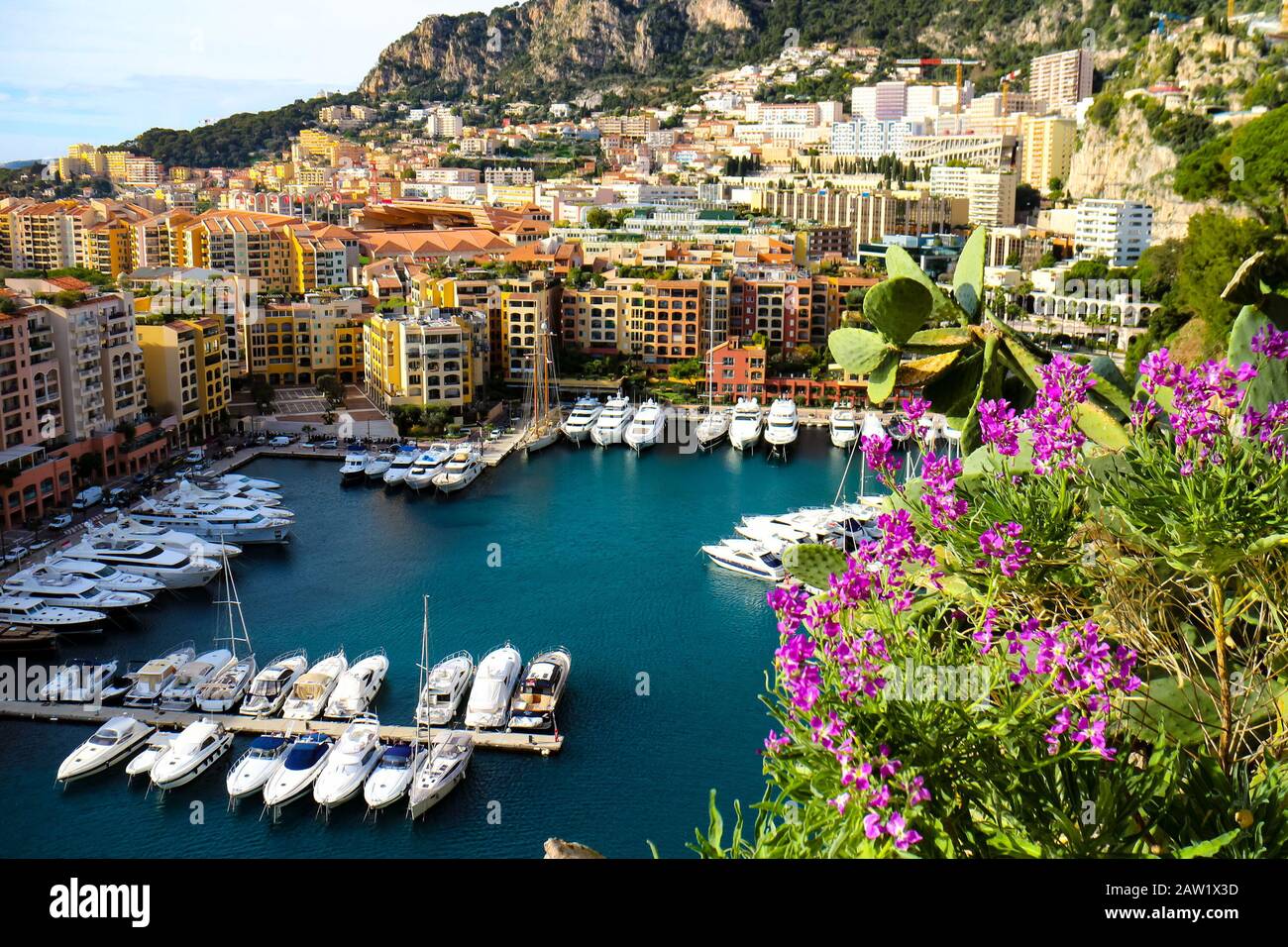 Le vieux port de Fontvielle, Monaco, vu du Rocher de Monaco (Français : le Rocher). Banque D'Images