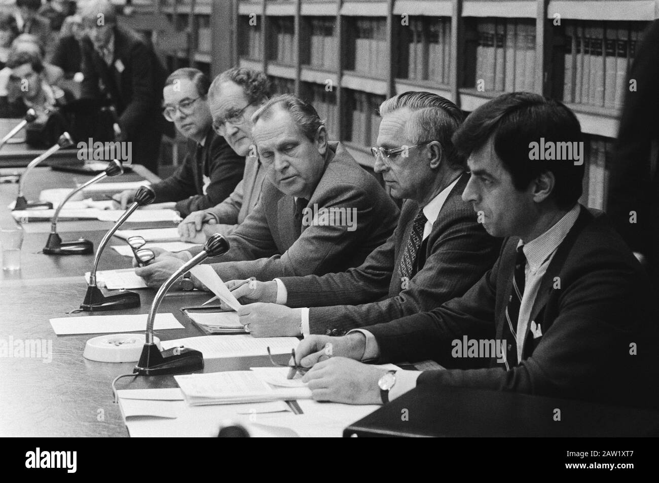 Audition du Comité parlementaire des finances de l'argent noir consultation avec toutes les banques; Lardinois (Président du Conseil exécutif Rabobank) (à l'extrême gauche) et Nelissen (Président de la Banque Amro) (2 de droite) Date : 27 janvier 1983 mots clés : banque, circulation de l'argent, politique monétaire Banque D'Images