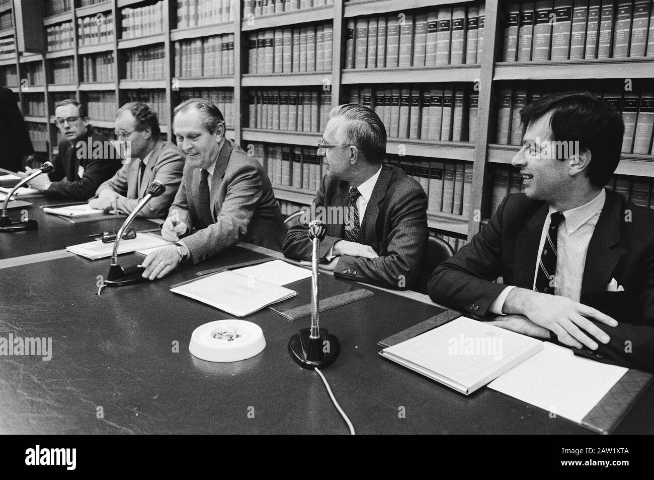Audition du Comité parlementaire des finances de l'argent noir consultation avec toutes les banques; Lardinois (Président du Conseil exécutif Rabobank) (à l'extrême gauche) et Nelissen (Président de la Banque Amro) (2 de droite) Date : 27 janvier 1983 mots clés : banque, circulation de l'argent, politique monétaire Banque D'Images