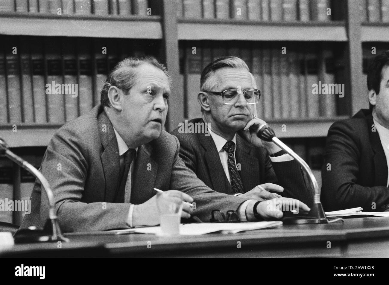 Audition de la Commission parlementaire des finances de l'argent noir consultation avec toutes les banques; v.l.n.n. Lardinois (Président du Conseil exécutif Rabobank) (l) et Nelissen (CEO Amro Bank) Date : 27 janvier 1983 mots clés : banque, circulation monétaire, politique monétaire Banque D'Images