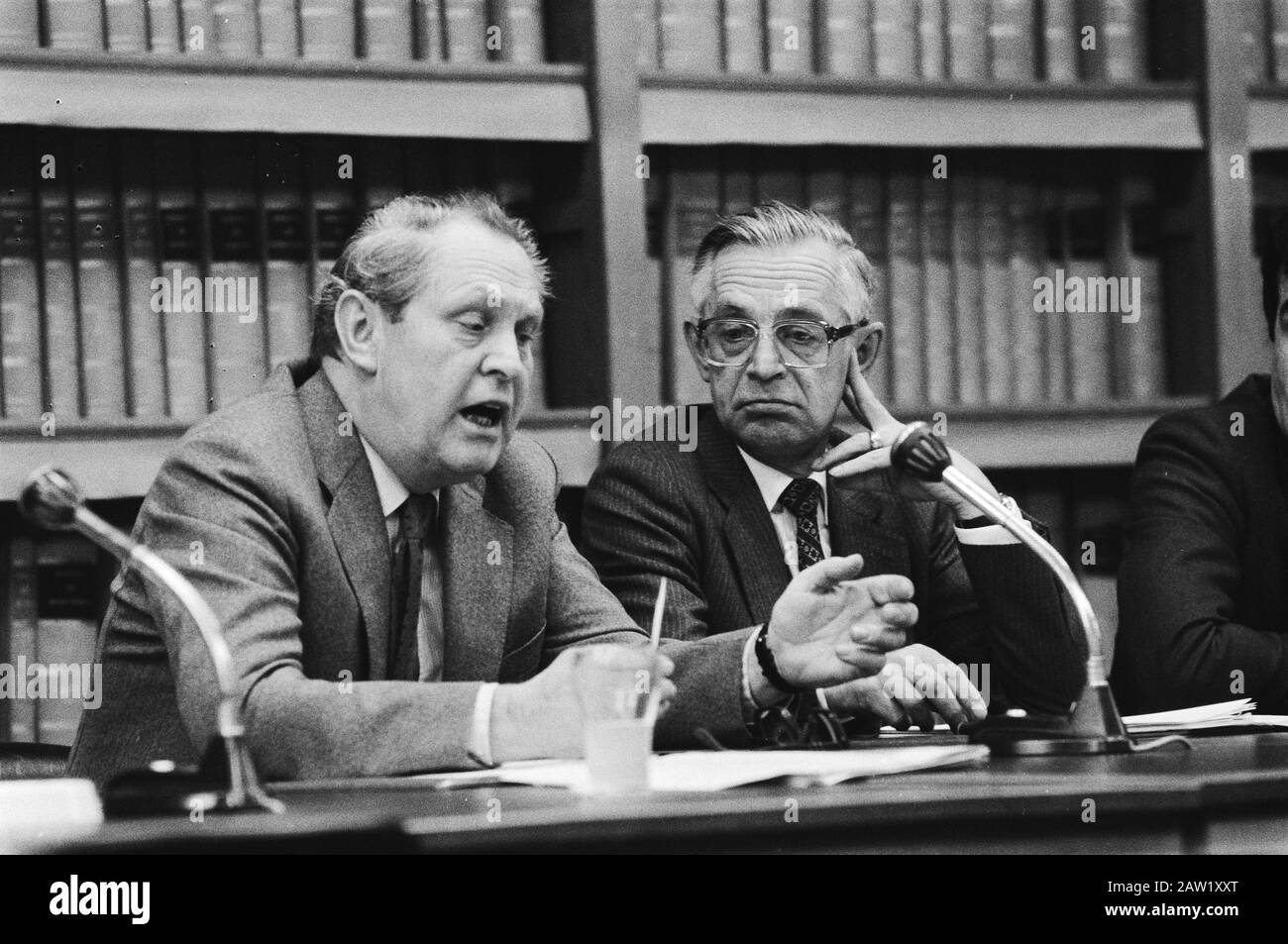 Audition de la Commission parlementaire des finances de l'argent noir consultation avec toutes les banques; v.l.n.n. Lardinois (Président du Conseil exécutif Rabobank) (l) et Nelissen (CEO Amro Bank) Date : 27 janvier 1983 mots clés : banque, circulation monétaire, politique monétaire Banque D'Images