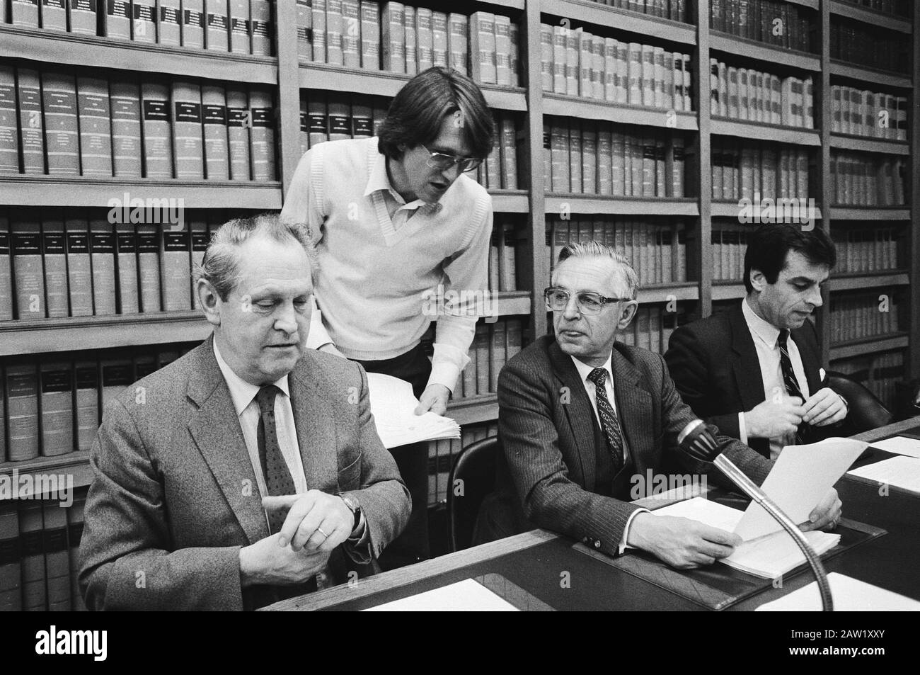 Audition de la Commission parlementaire des finances de l'argent noir consultation avec toutes les banques; v.l.n.n. Lardinois (Président du Conseil exécutif Rabobank) Kombrink (PvdA) et Nelissen (CEO Amro Bank) Date : 27 janvier 1983 mots clés : banque, circulation monétaire, politique monétaire, parlementaires Banque D'Images