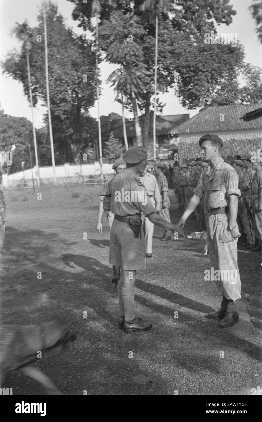 Adieu pour compléter la T-Brigade Stoottroepen (?) le supérieur J. Tijman, commandant du premier Régiment Stoottroepen, se réveille les mains avec un commandant de peloton ? Date : 4 Janvier 1948 Lieu : Indes Orientales Néerlandaises D'Indonésie Banque D'Images