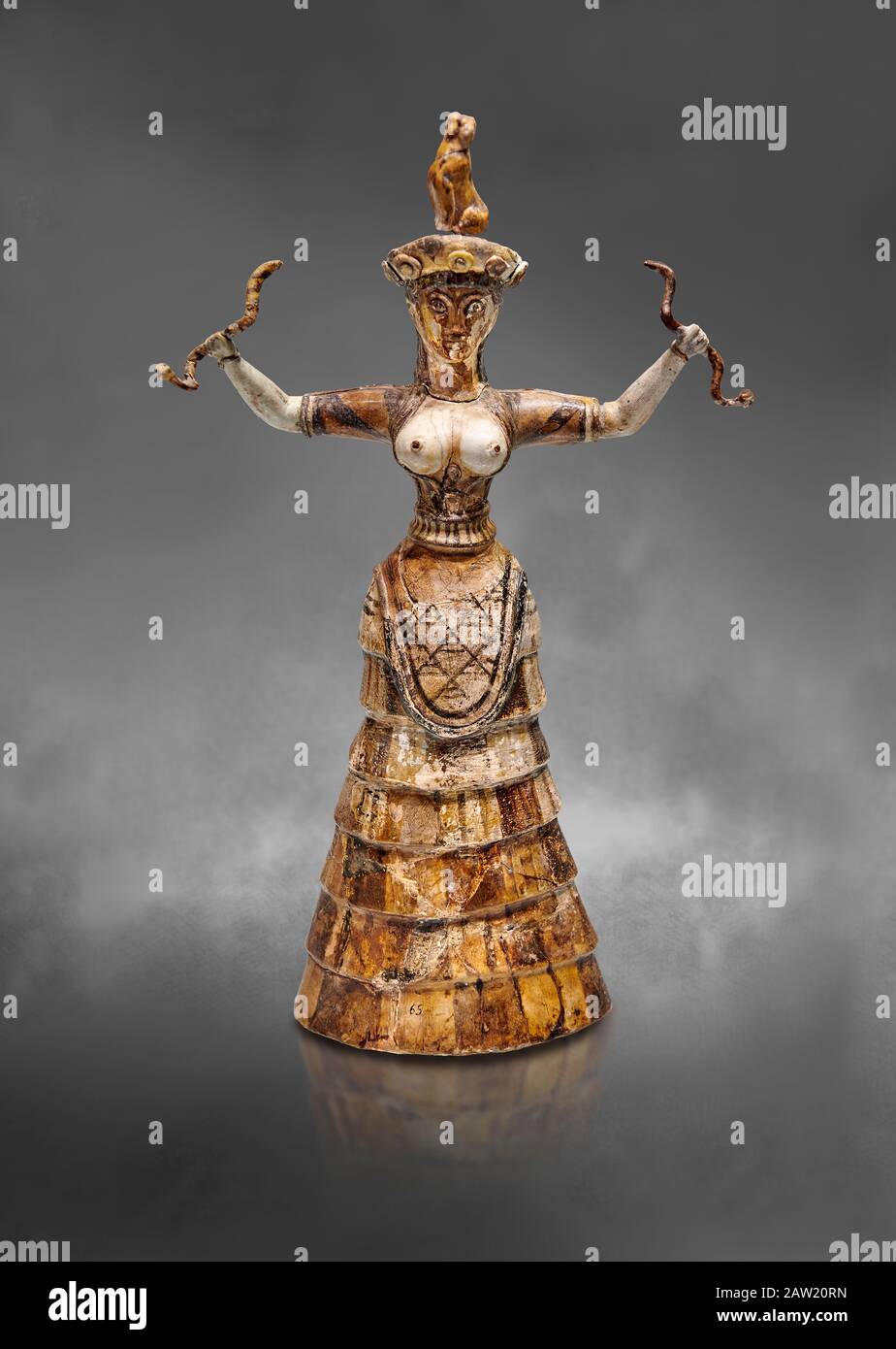 La statue de Minoan Snake Goddess a levé les bras en tenant 2 serpents des dépôts de Knossos-Temple 1650-1550 BC, Musée archéologique d'Héraklion, ba grise Banque D'Images